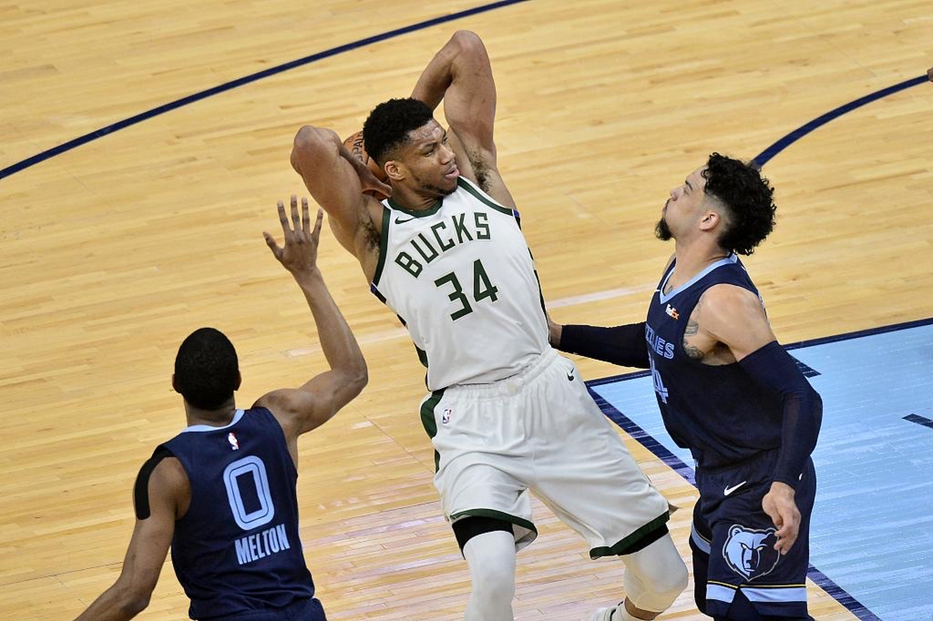 亚冠赛程吃紧，密尔沃基雄鹿关键时刻完成体检，态度坚定，年轻球员得到机会的简单介绍